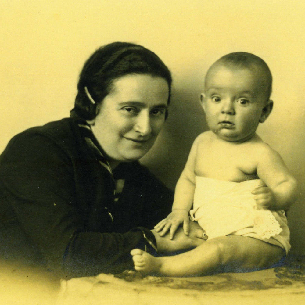 Erna Berl mit ihrem Sohn Fritz Berl (Foto: Adi Gold/Familie Berl).